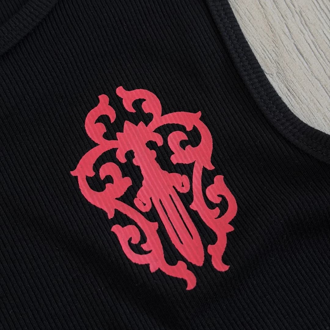 Красный готический принт на груди майки Chrome Hearts
