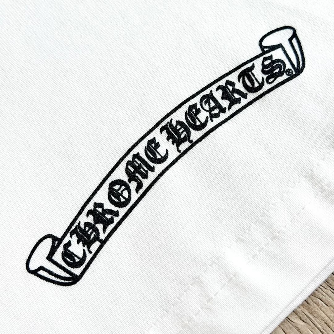 Принт со свитком Chrome Hearts на подоле белой футболки