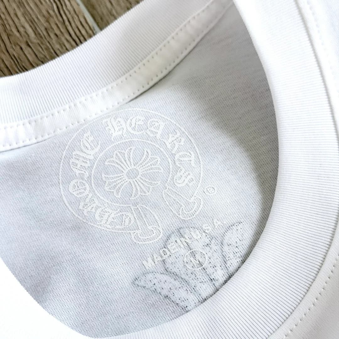 Бирка на воротнике белой футболки Chrome Hearts