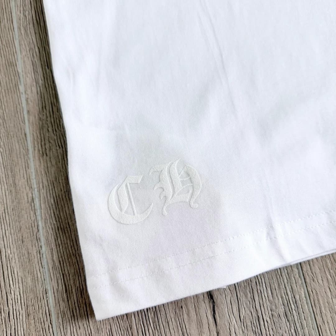 Тиснение CH на подоле белой футболки Chrome Hearts