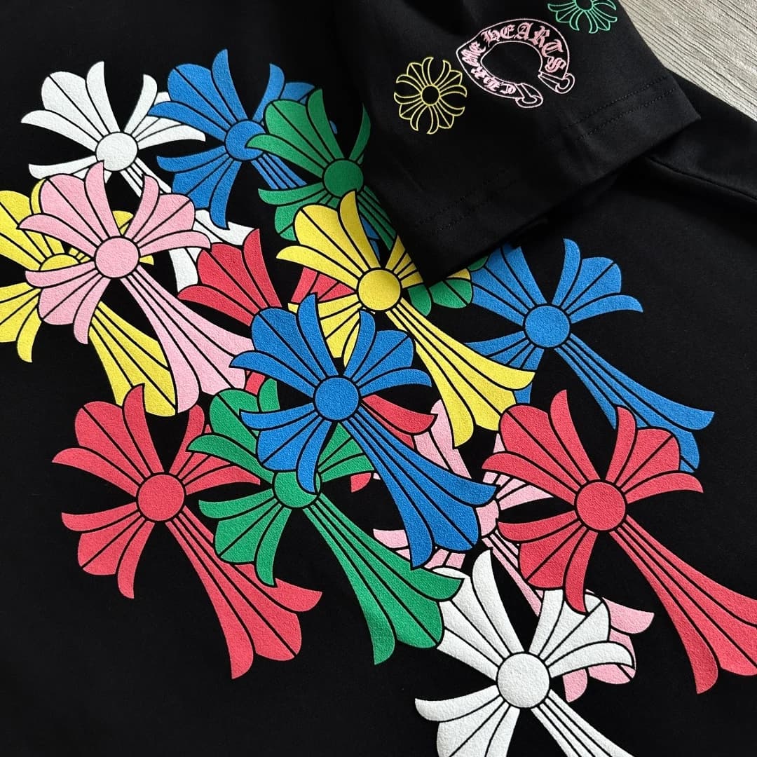 Принт с крестами на спине черной футболки Chrome Hearts