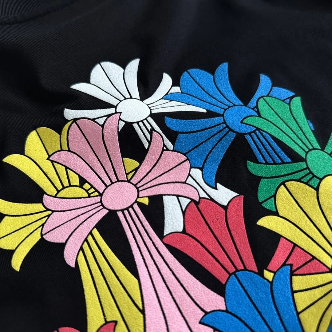 Крупный план разноцветного принта на черной футболке Chrome Hearts