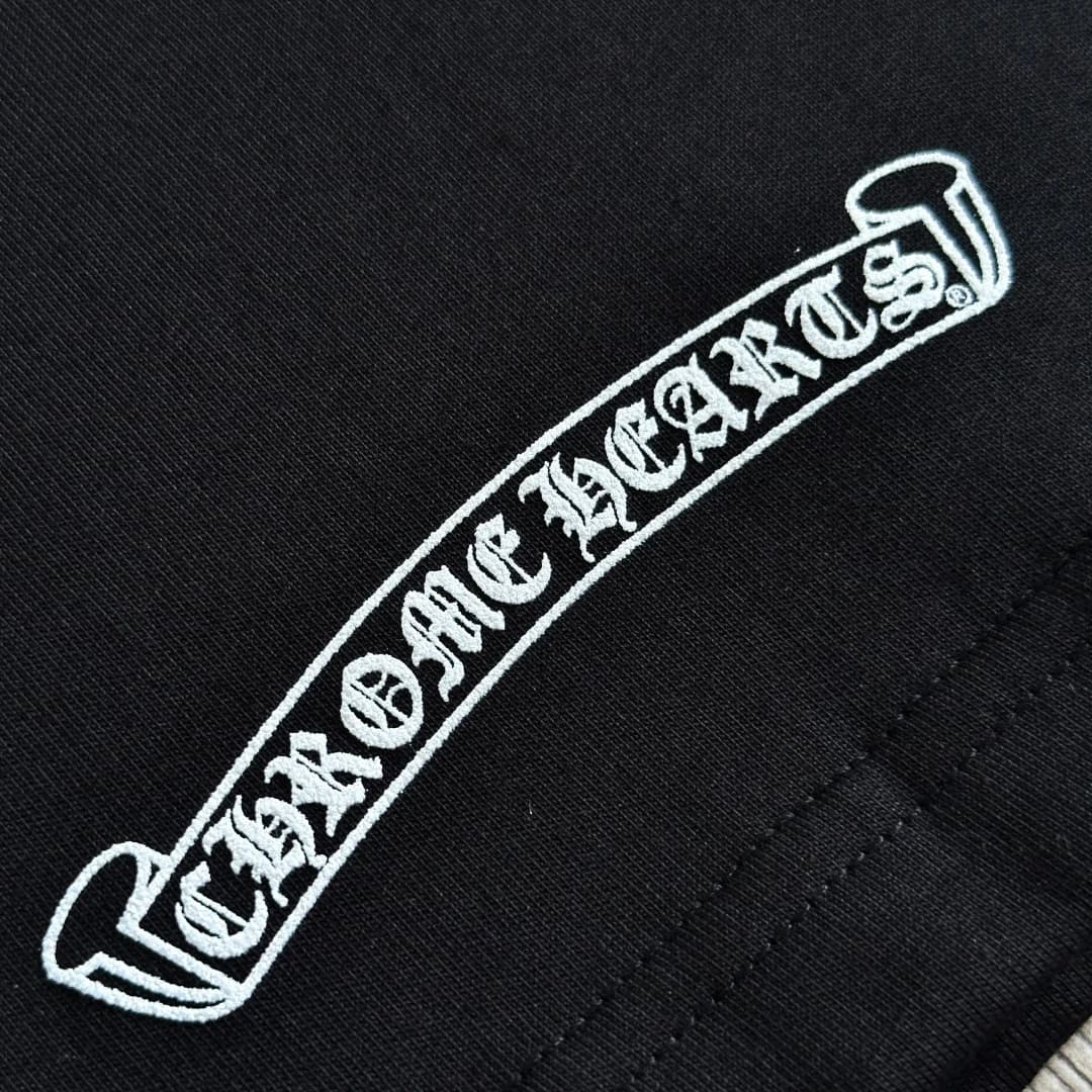 Принт со свитком Chrome Hearts на подоле черной футболки