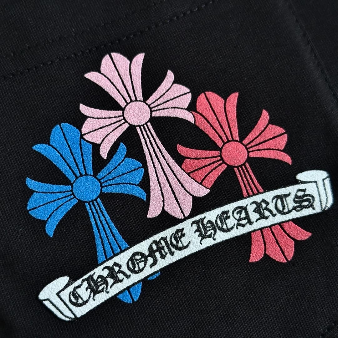 Принт на кармане черной футболки Chrome Hearts, крупный план