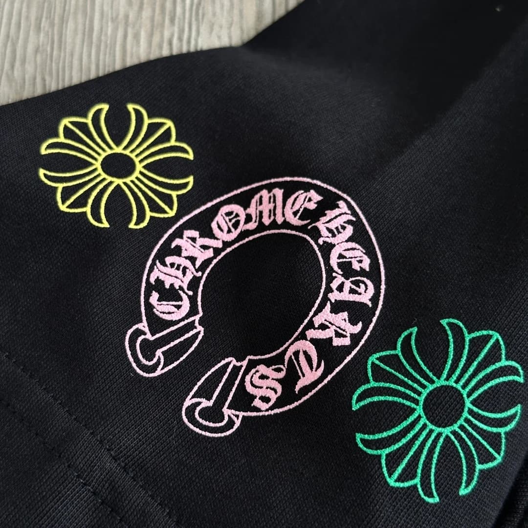 Принт на рукаве черной футболки Chrome Hearts, крупный план