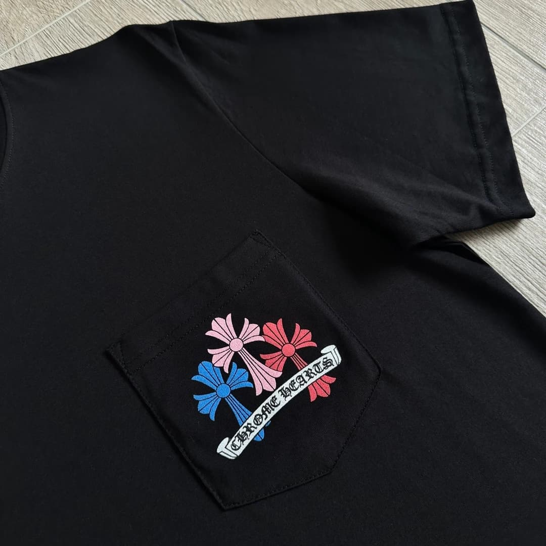 Принт на кармане черной футболки Chrome Hearts