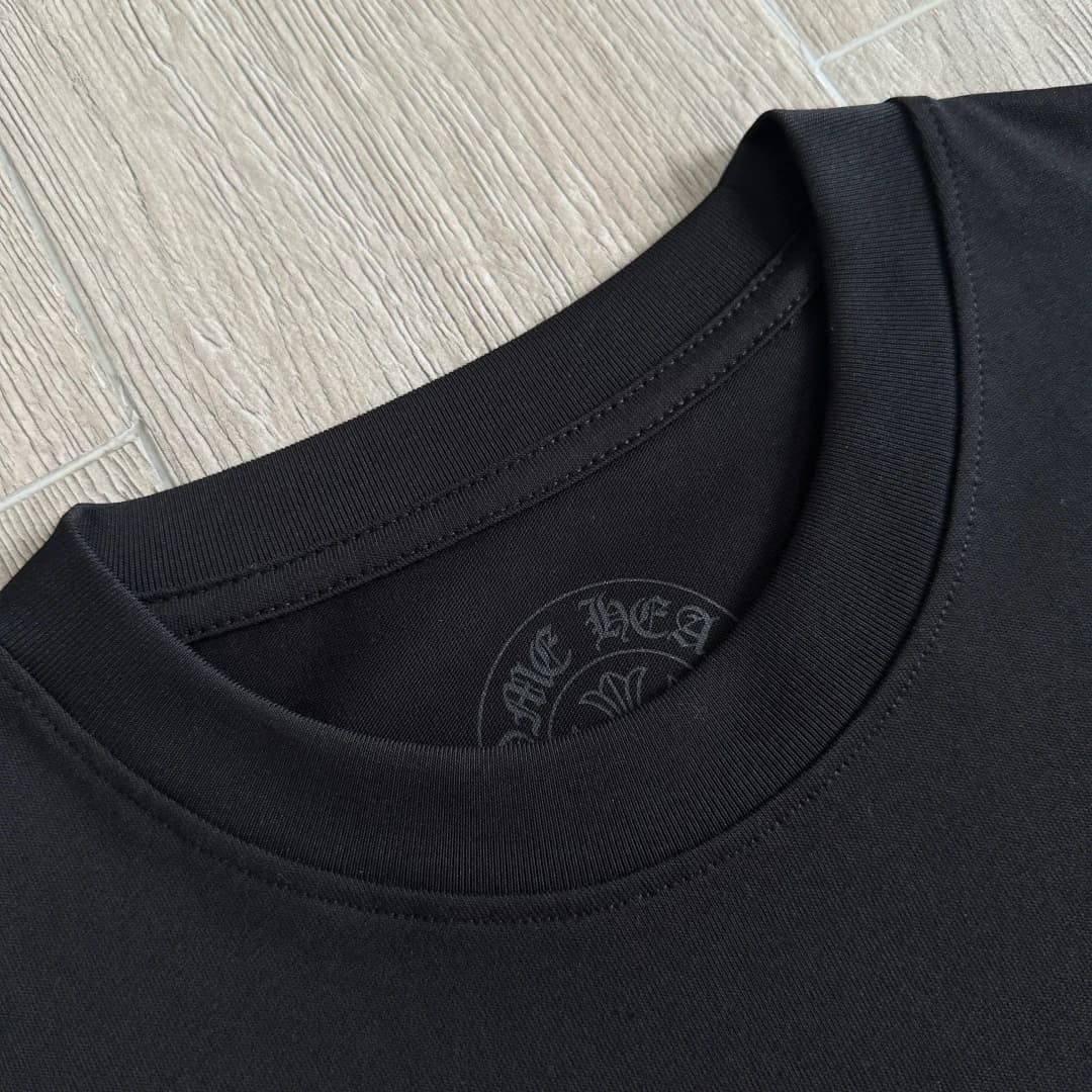 Воротник черной футболки Chrome Hearts