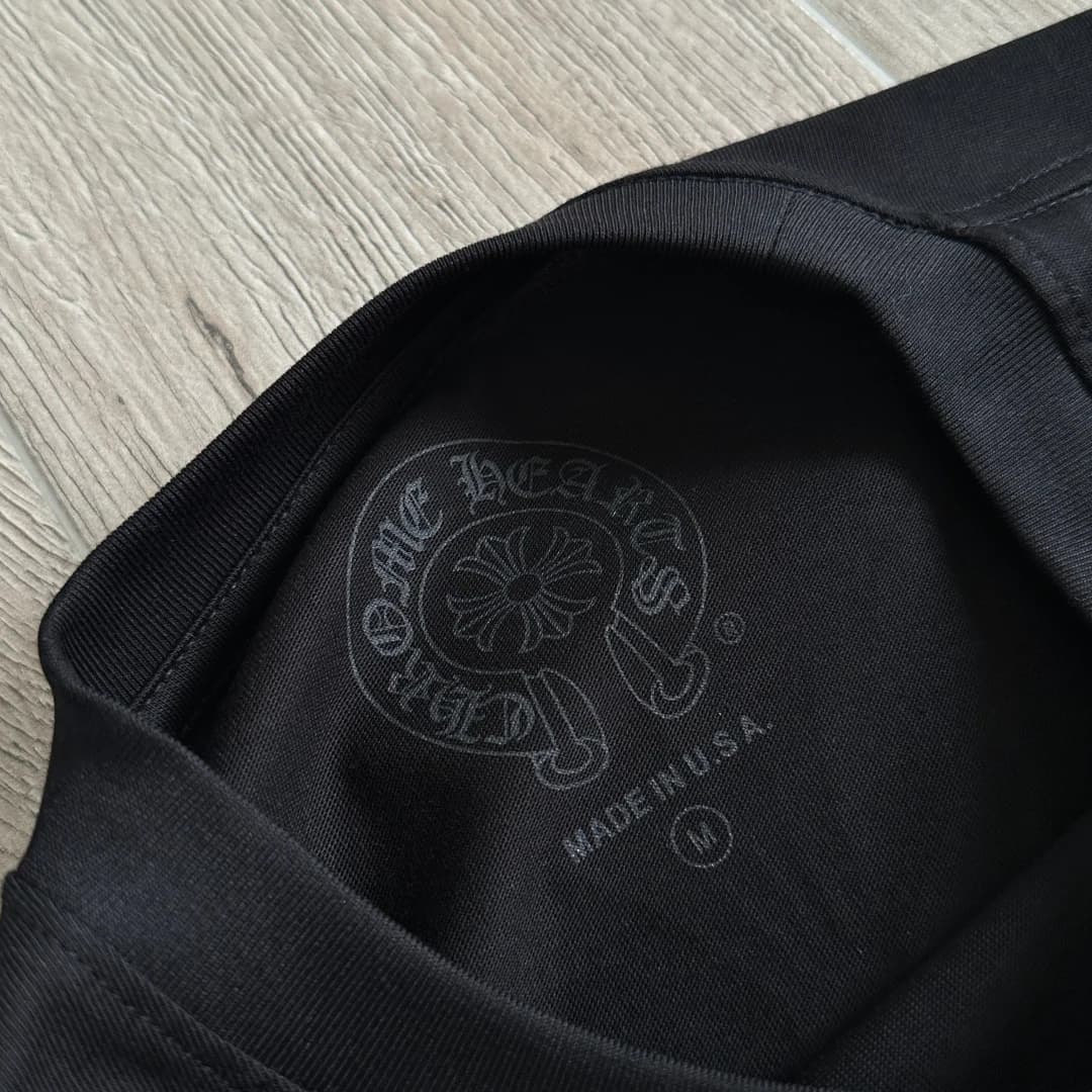 Бирка на воротнике черной футболки Chrome Hearts