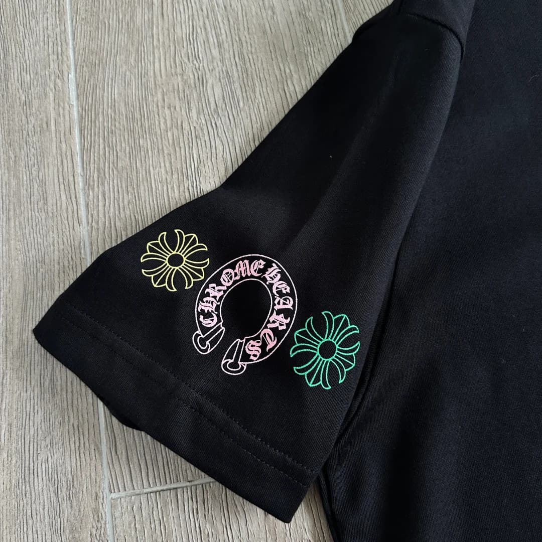 Принт на рукаве черной футболки Chrome Hearts