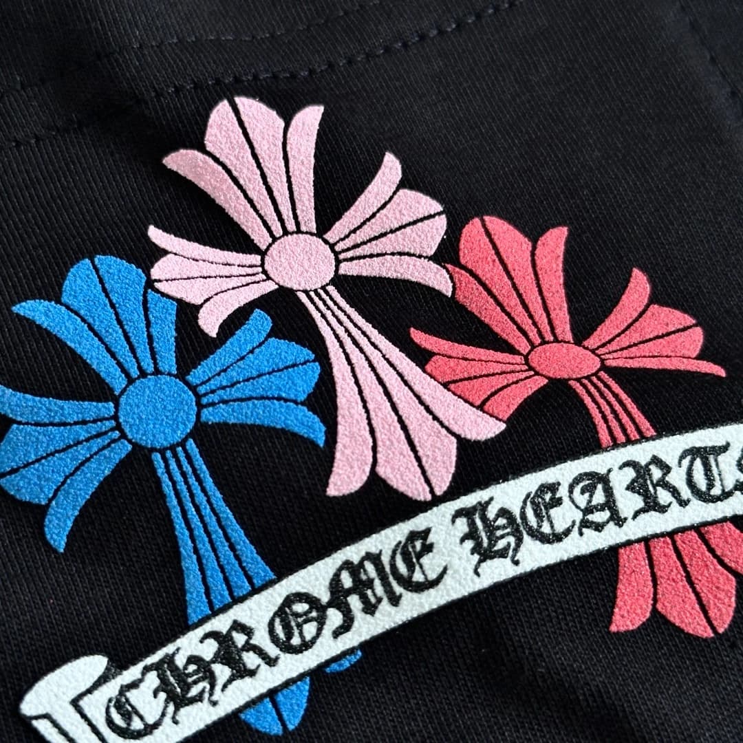 Деталь принта на кармане черной футболки Chrome Hearts