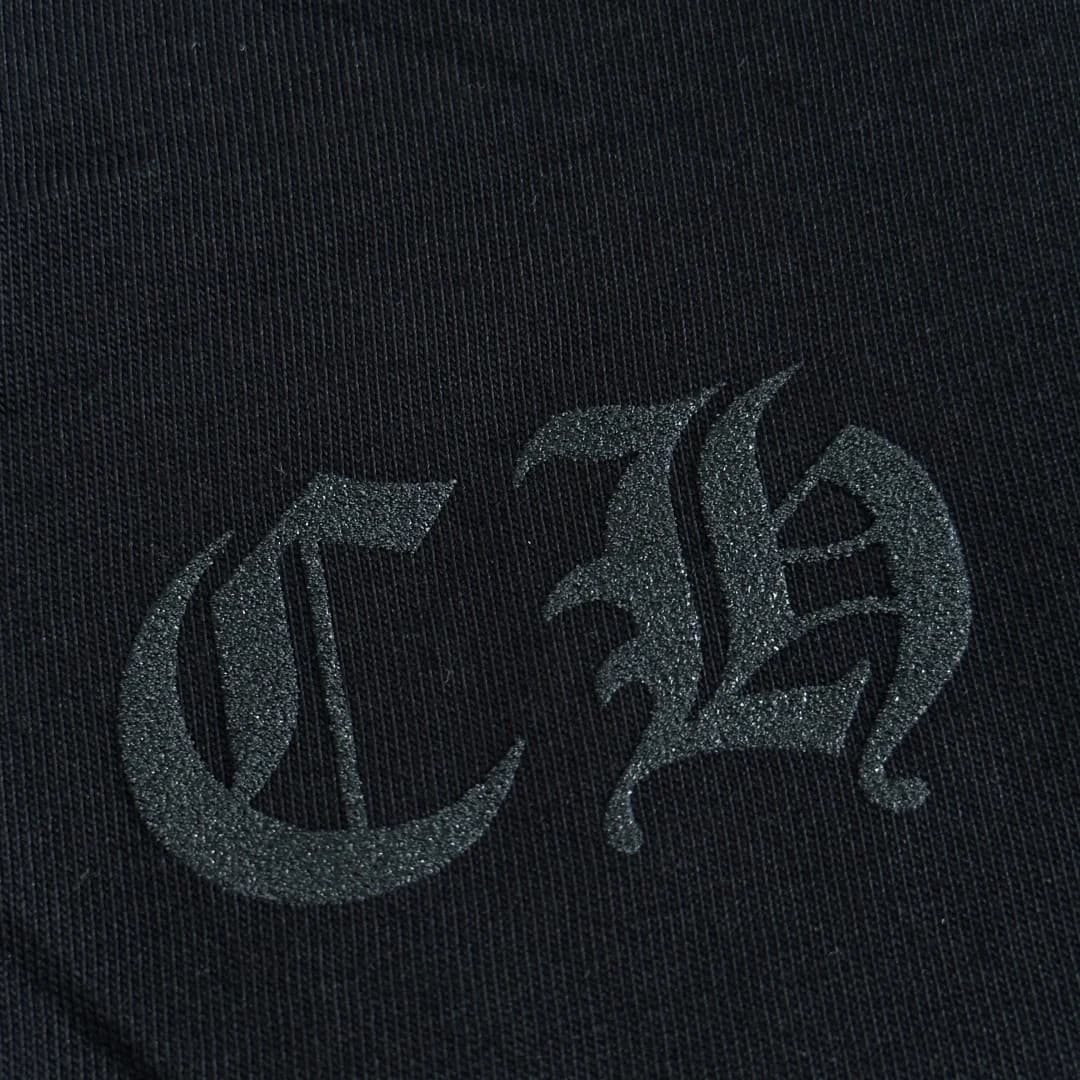 Тиснение CH на подоле черной футболки Chrome Hearts