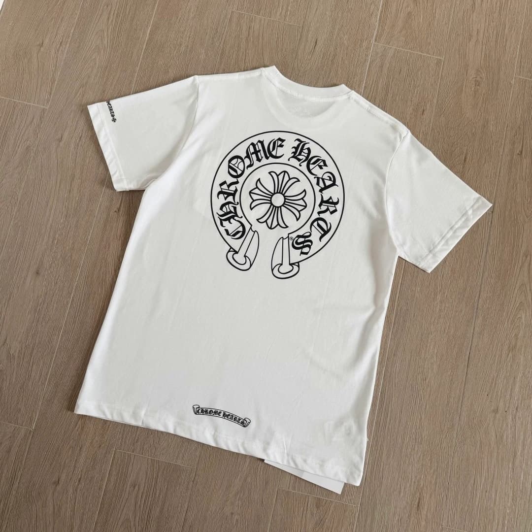 Белая футболка Chrome Hearts, вид сзади под углом