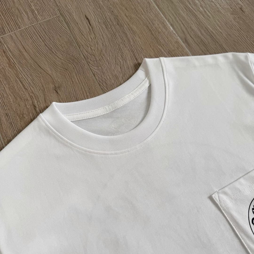 Круглый вырез белой футболки Chrome Hearts
