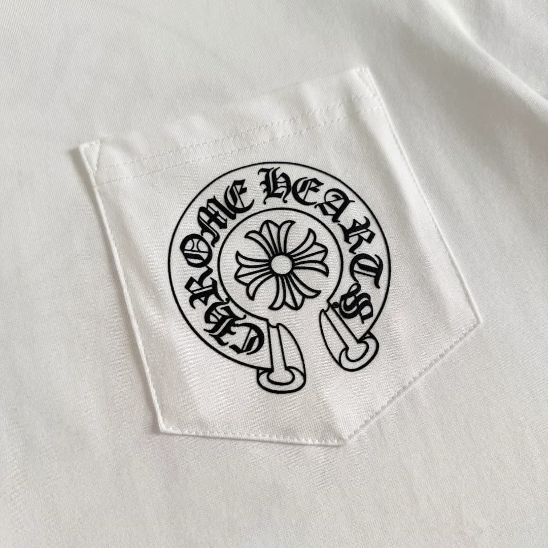 Принт на кармане белой футболки Chrome Hearts