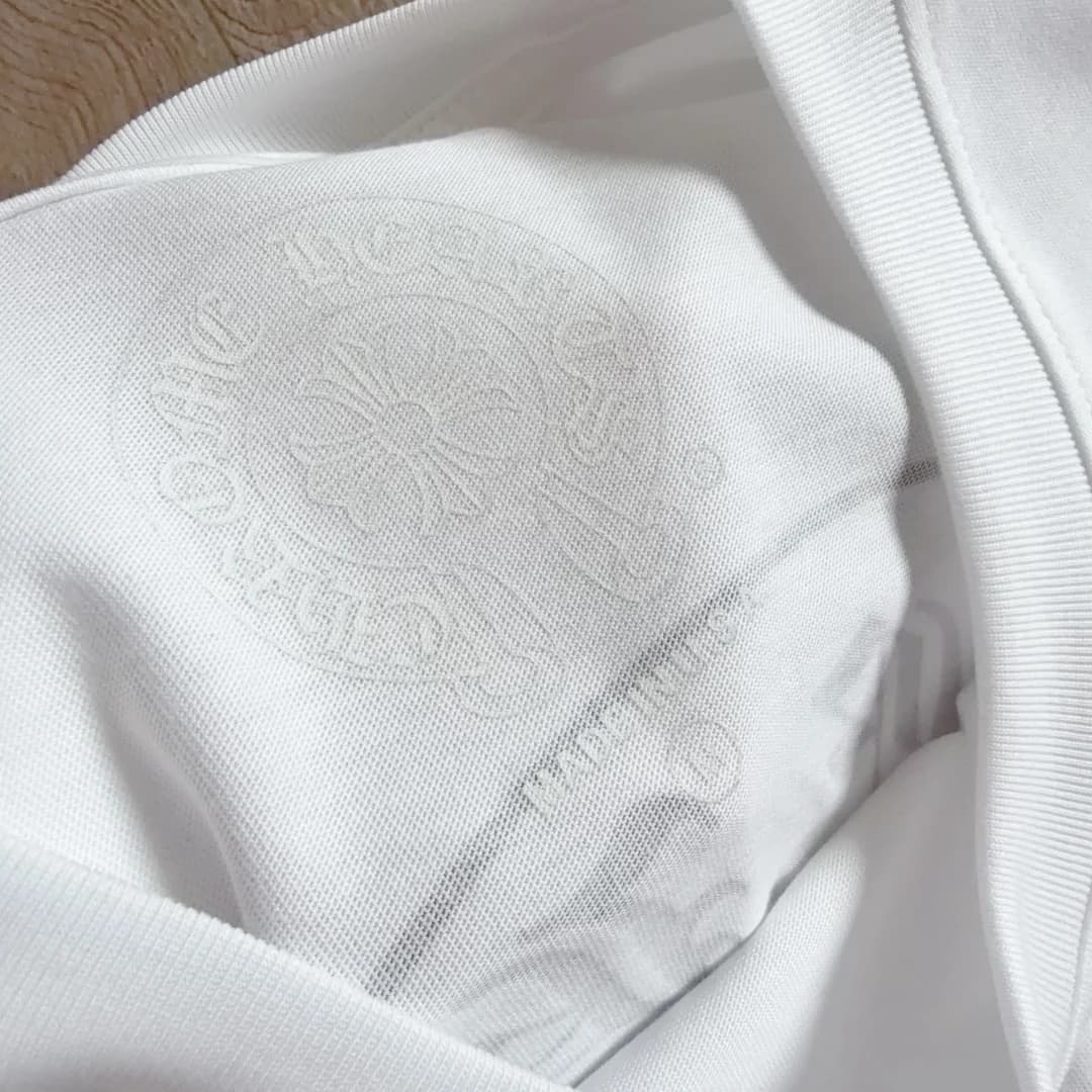 Внутренний принт на воротнике белой футболки Chrome Hearts
