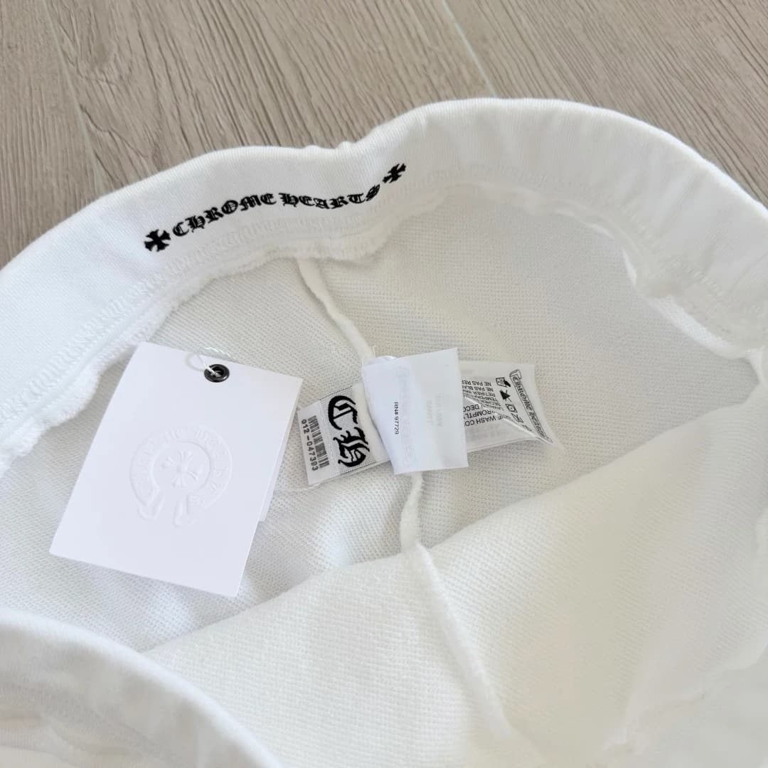 Внутренние бирки белых шорт Chrome Hearts