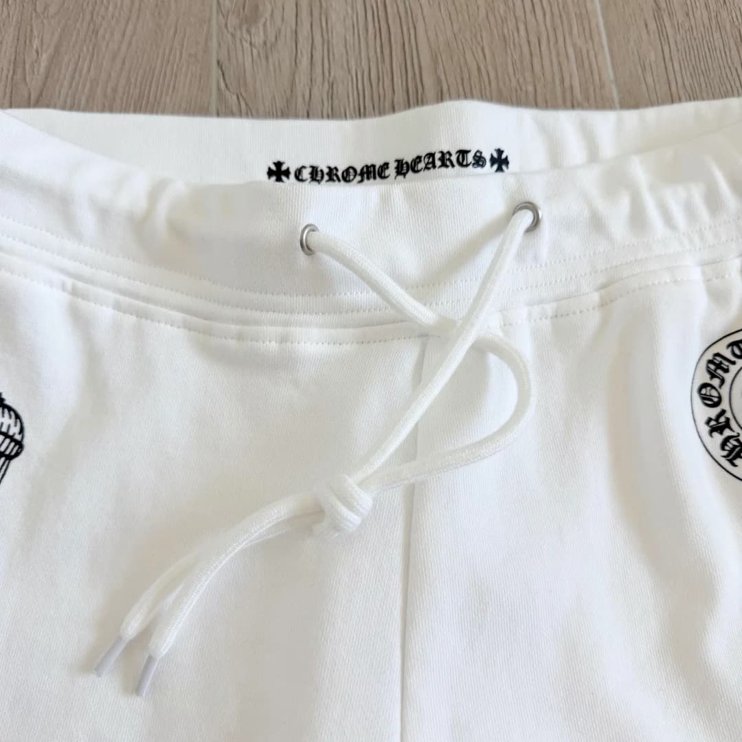 Деталь кулиски со шнурком на белых шортах Chrome Hearts