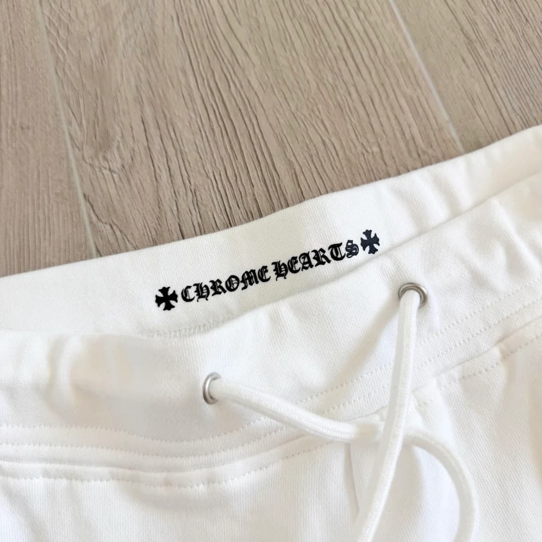 Внутренняя сторона пояса белых шорт Chrome Hearts с логотипом