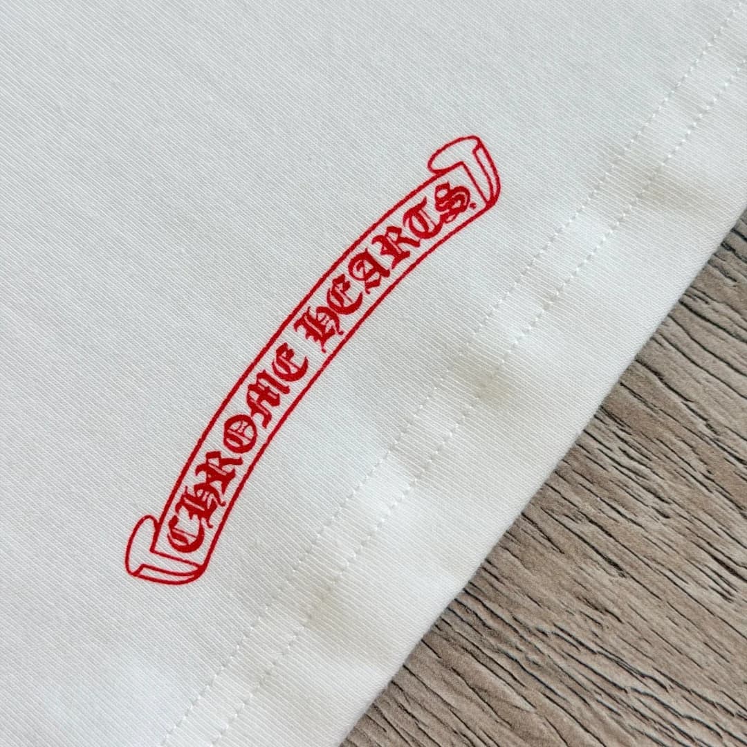 Красный текстовый логотип Chrome Hearts на спинке топа