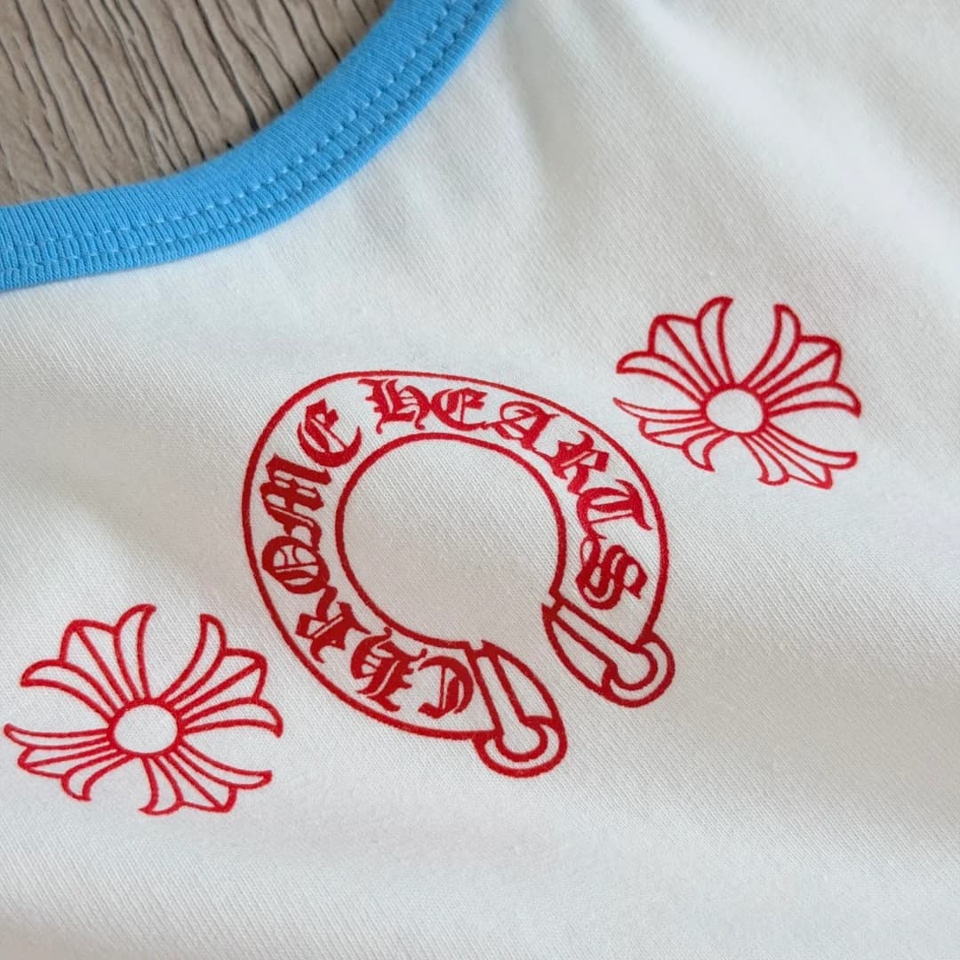 Красный принт с подковой Chrome Hearts крупным планом