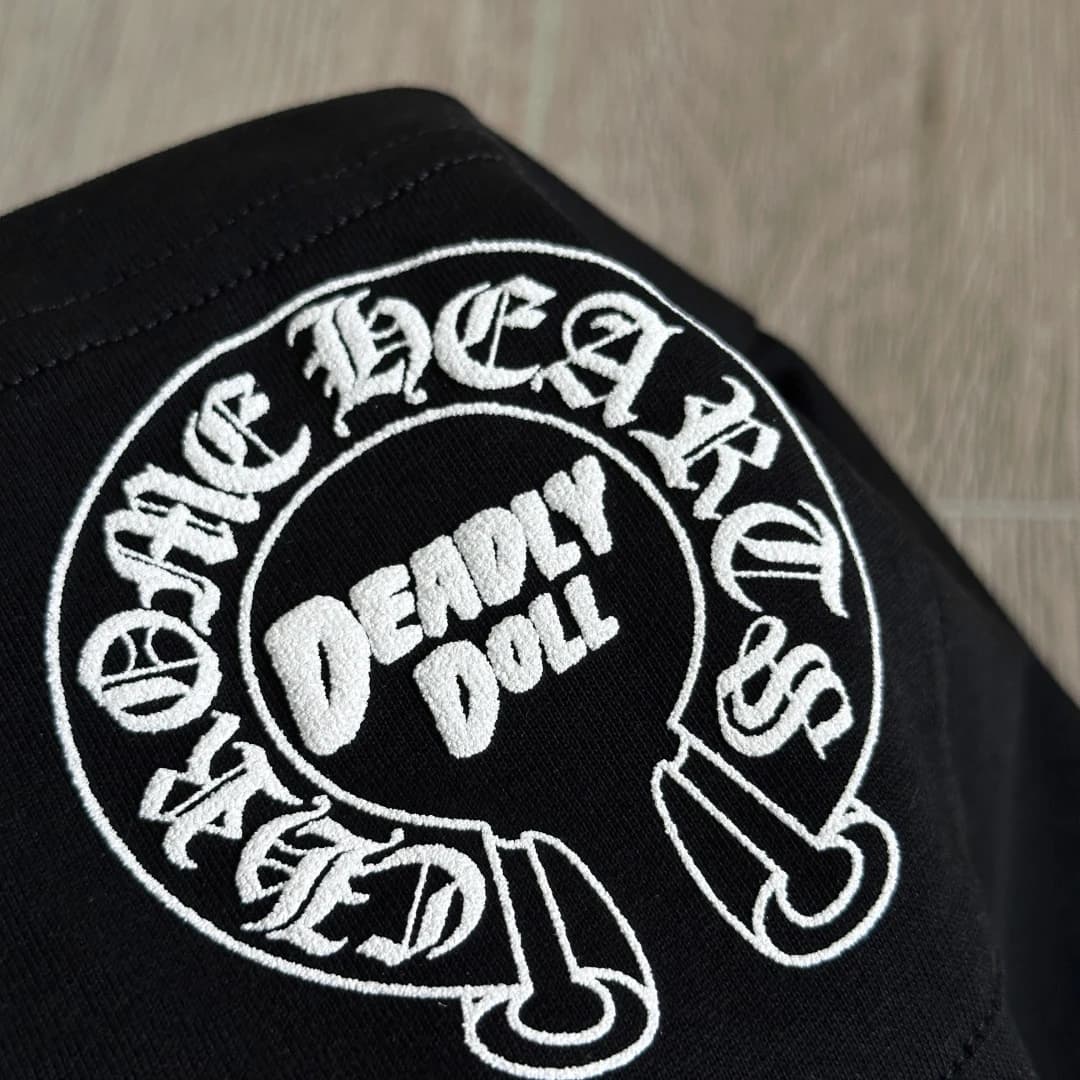 Принт Deadly Doll на рукаве футболки Chrome Hearts