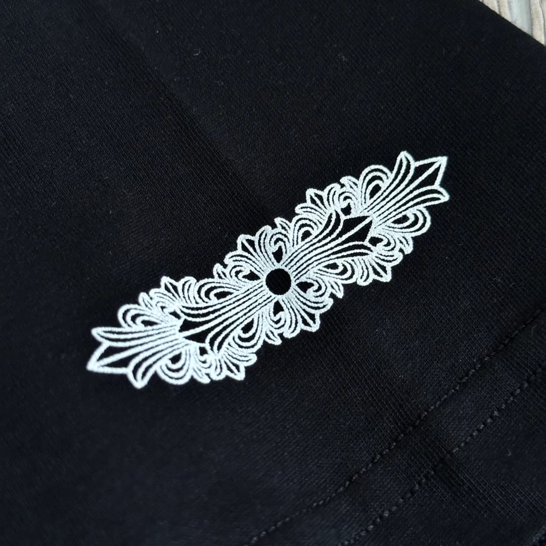 Фирменный принт с крестом на рукаве футболки Chrome Hearts