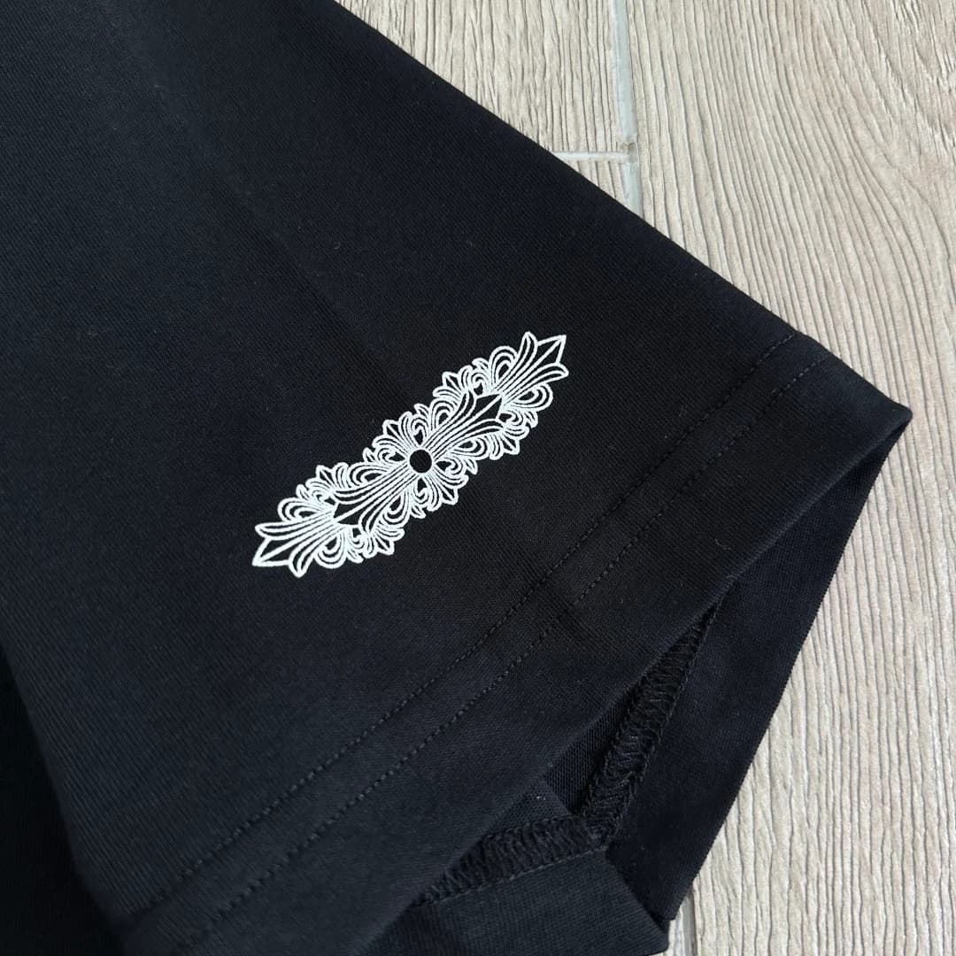 Деталь рукава с принтом футболки Chrome Hearts Deadly Doll