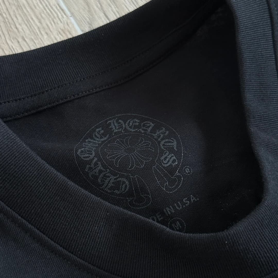 Внутренний принт на горловине футболки Chrome Hearts