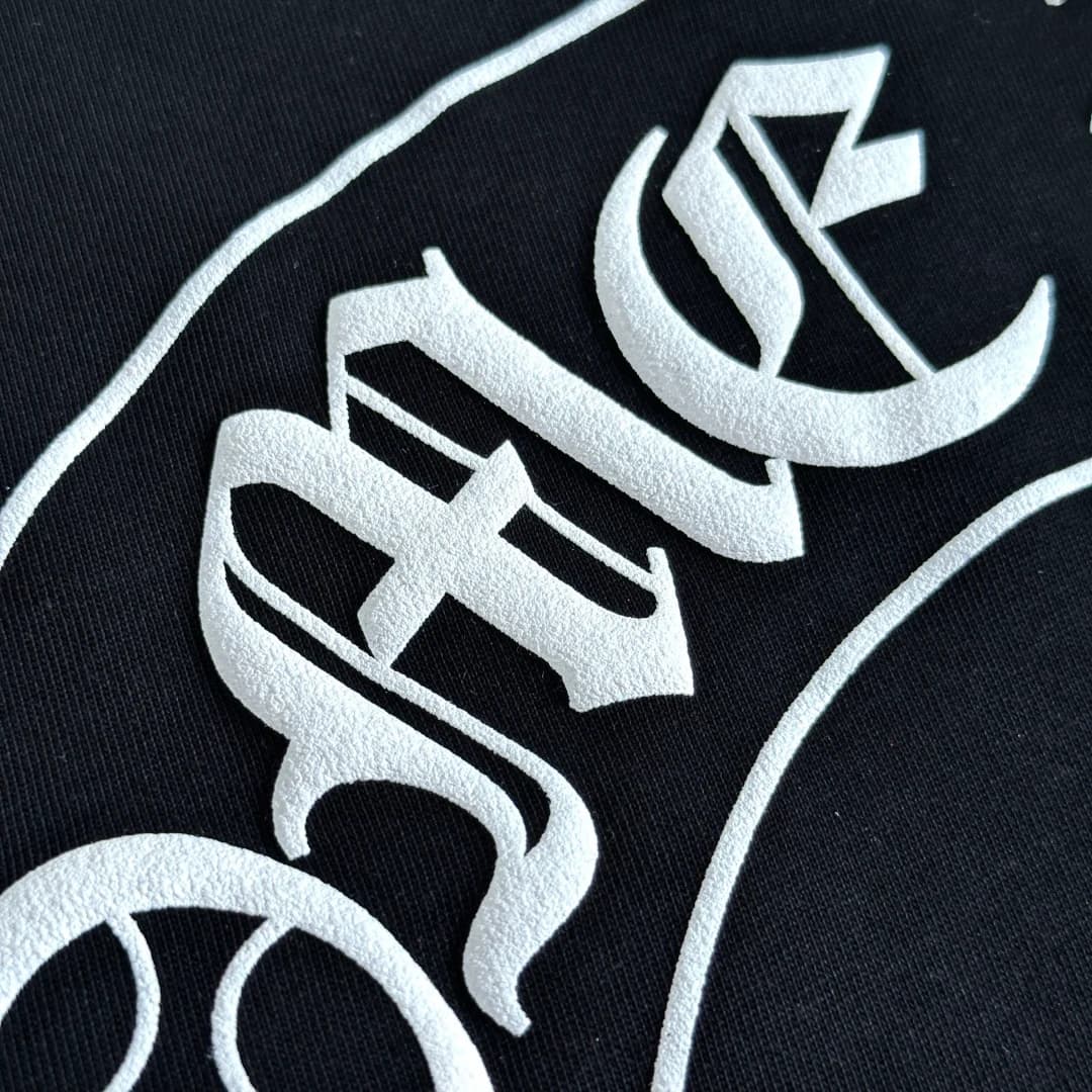 Деталь текстуры принта Chrome Hearts на спине