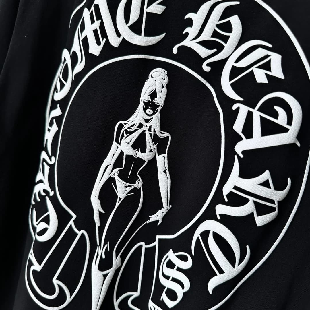 Крупный план графического принта на спине футболки Chrome Hearts