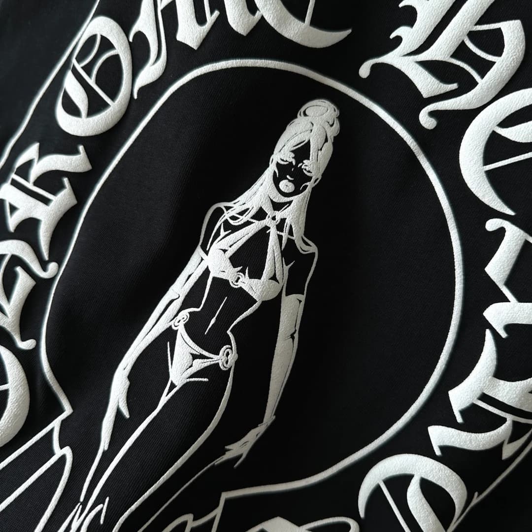 Текстура принта с девушкой на спине футболки Chrome Hearts