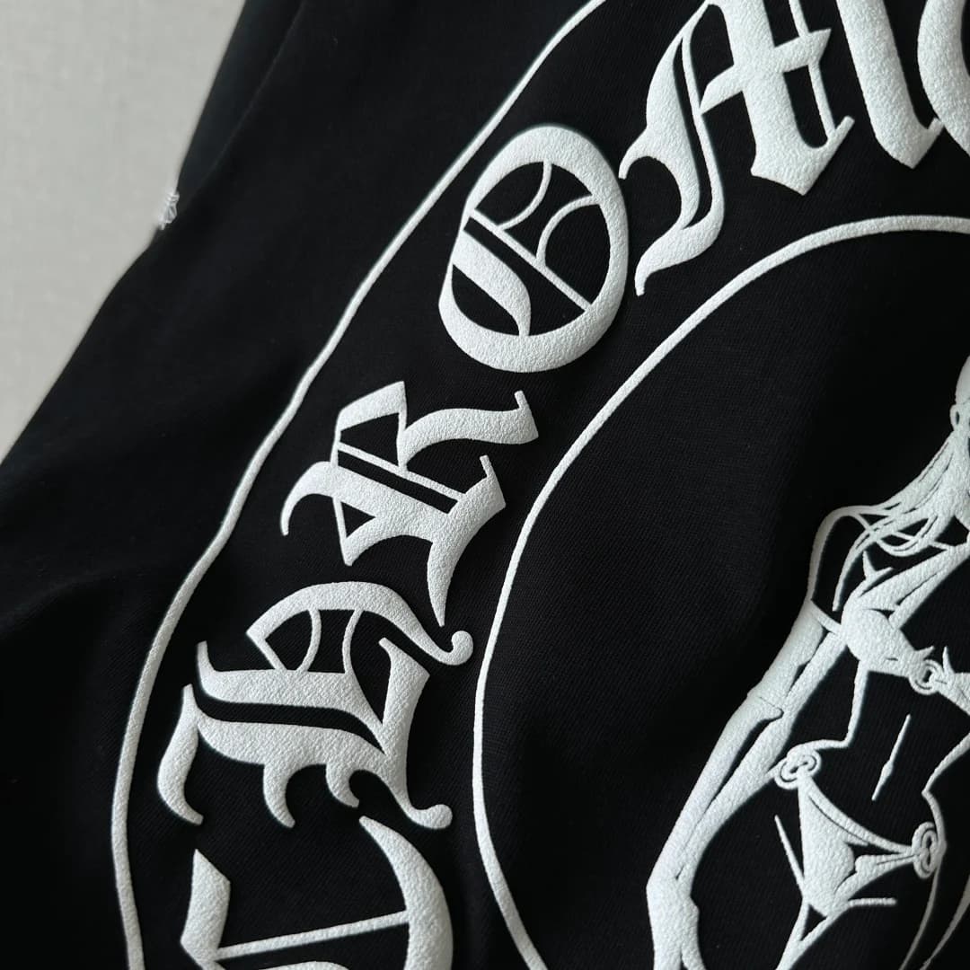 Деталь шрифтового принта Chrome Hearts на спине
