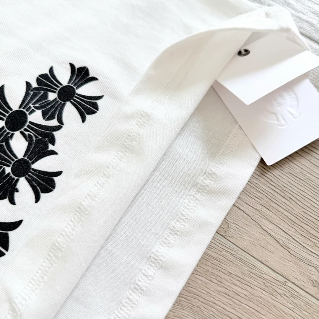 Нижний край белой футболки Chrome Hearts с биркой