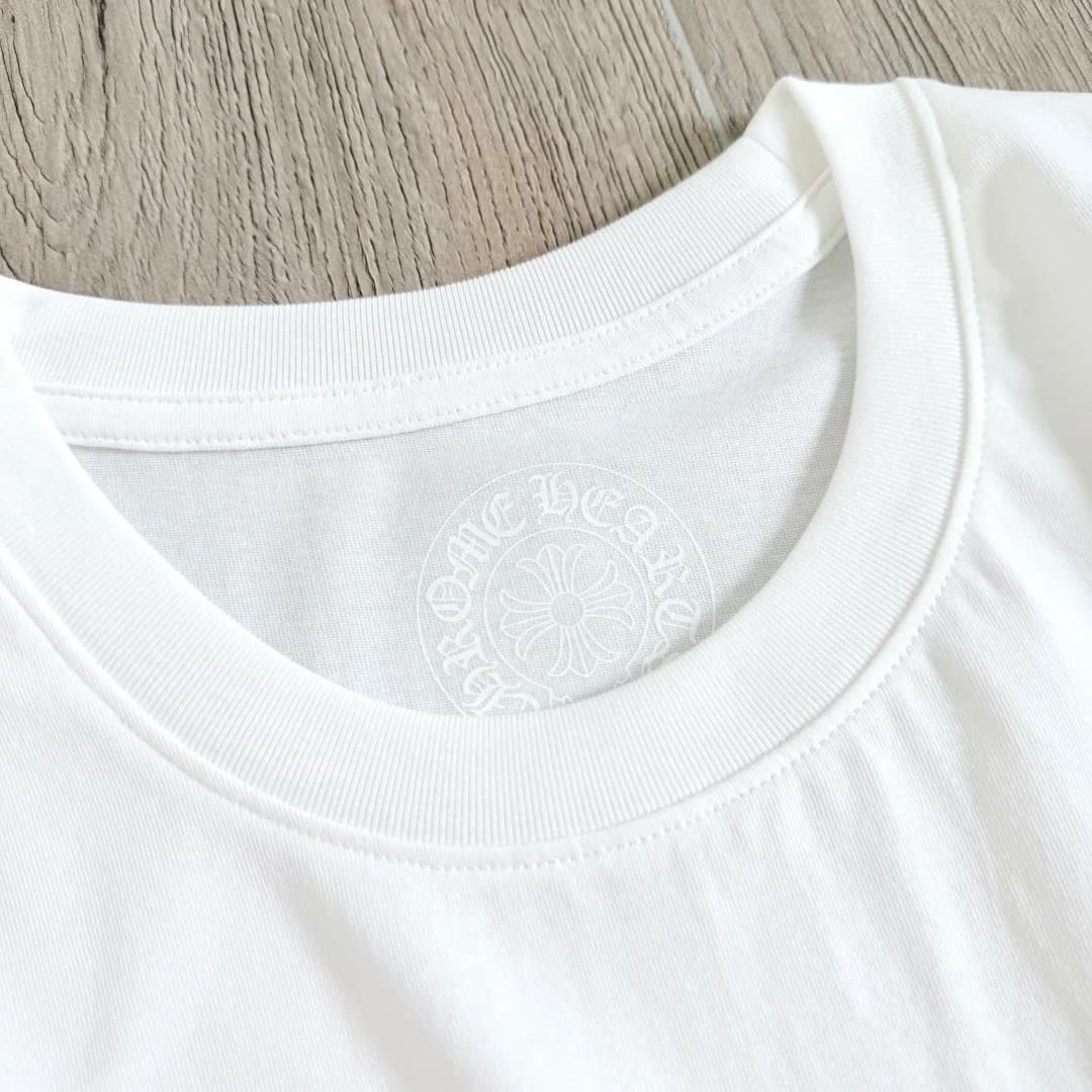 Круглый вырез горловины белой футболки Chrome Hearts