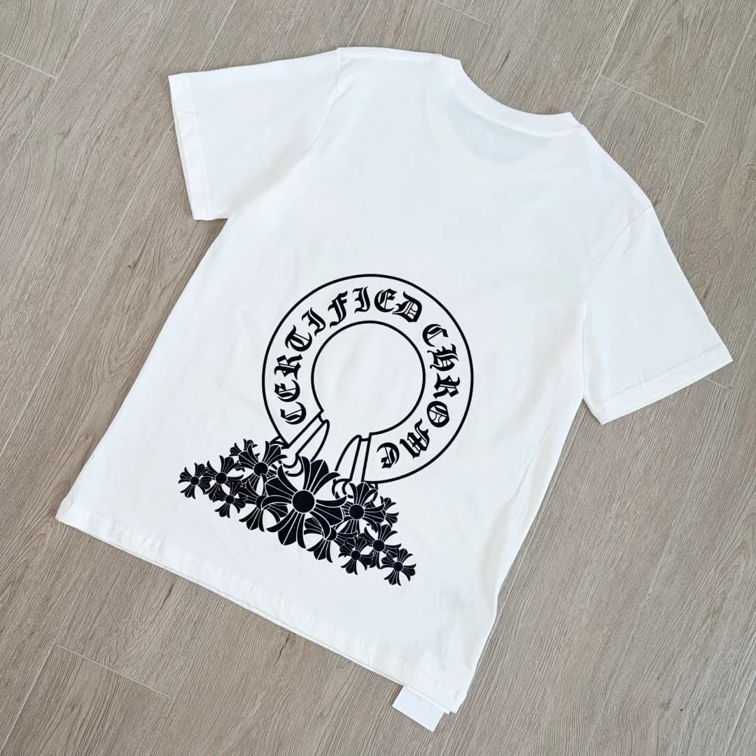 Белая футболка Chrome Hearts Certified Chrome, вид сзади под углом