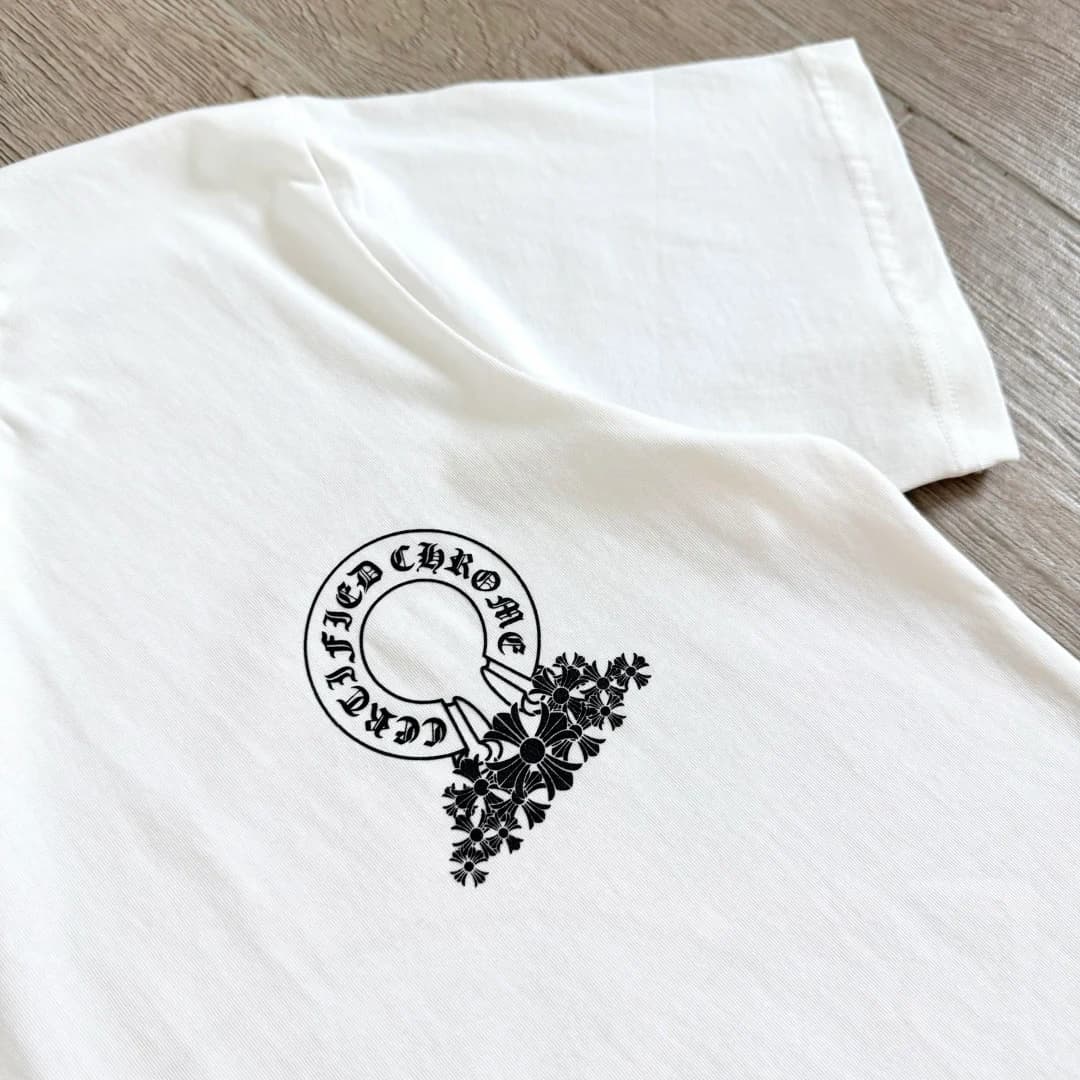 Деталь передней части белой футболки Chrome Hearts с принтом на груди