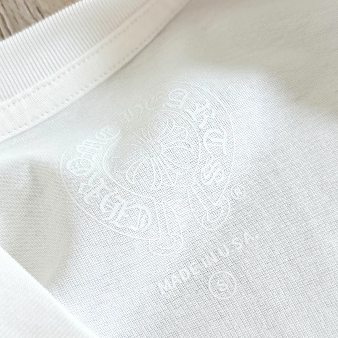 Внутренний принт на горловине белой футболки Chrome Hearts