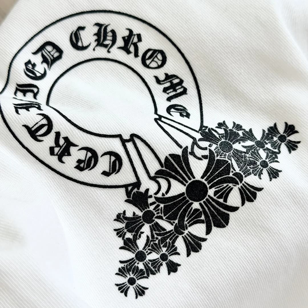 Крупный план принта сзади на белой футболке Chrome Hearts