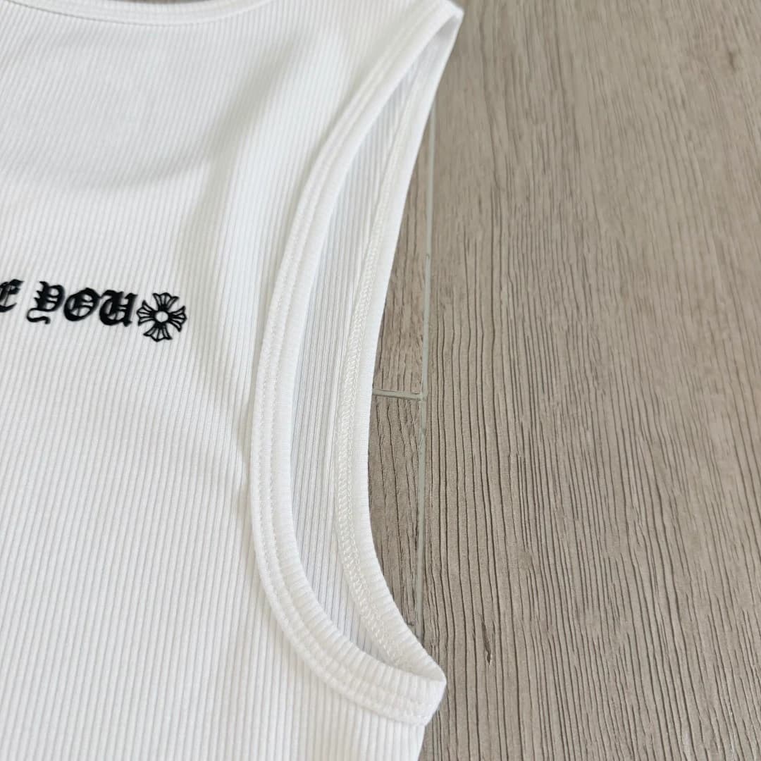 Крупный план проймы и надписи Love You на майке Chrome Hearts