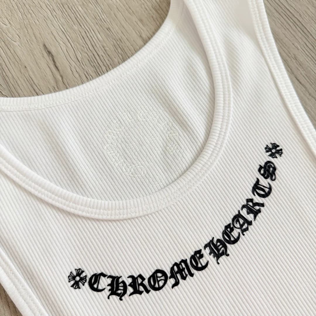 Крупный план горловины майки Chrome Hearts с логотипом