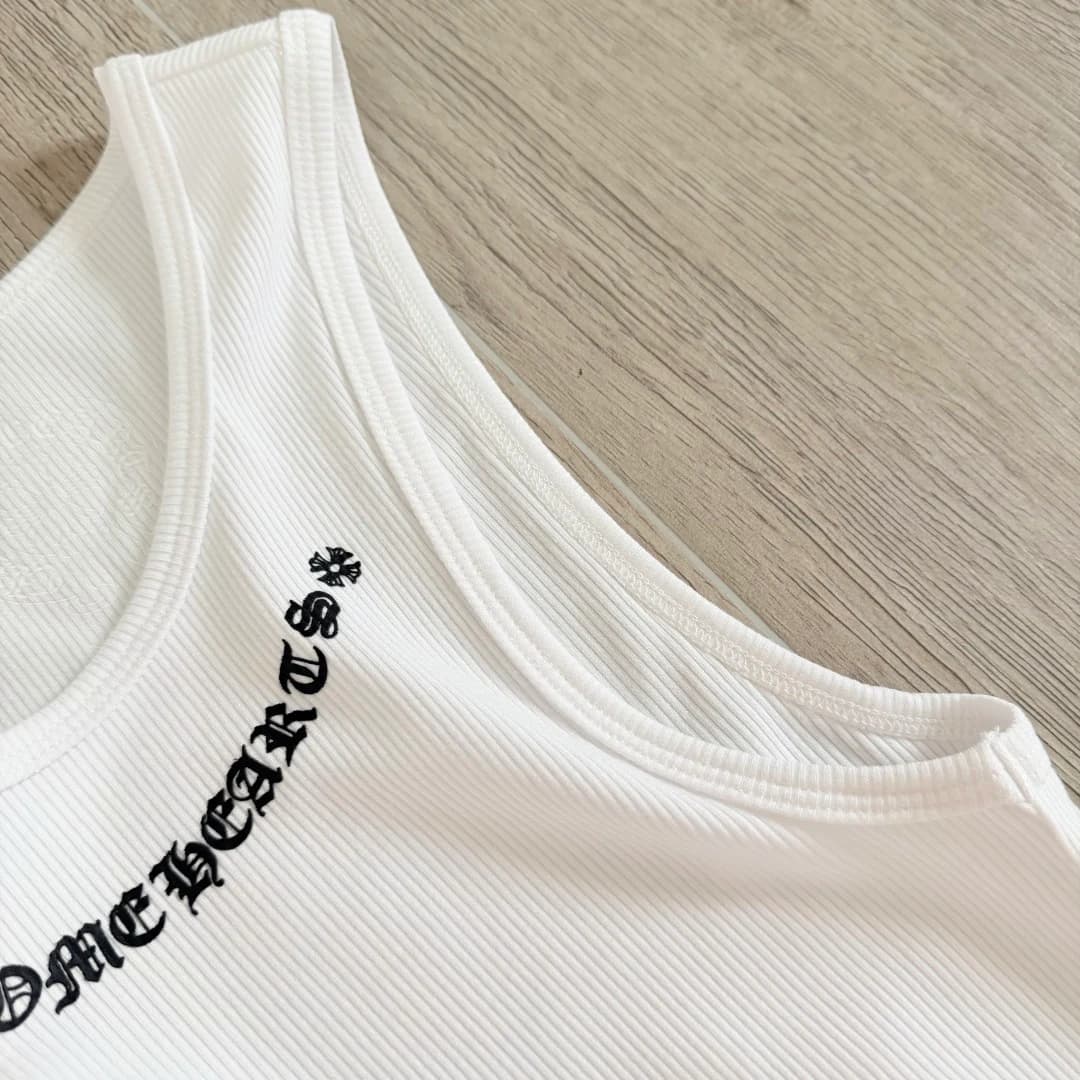 Крупный план плечевой лямки майки Chrome Hearts