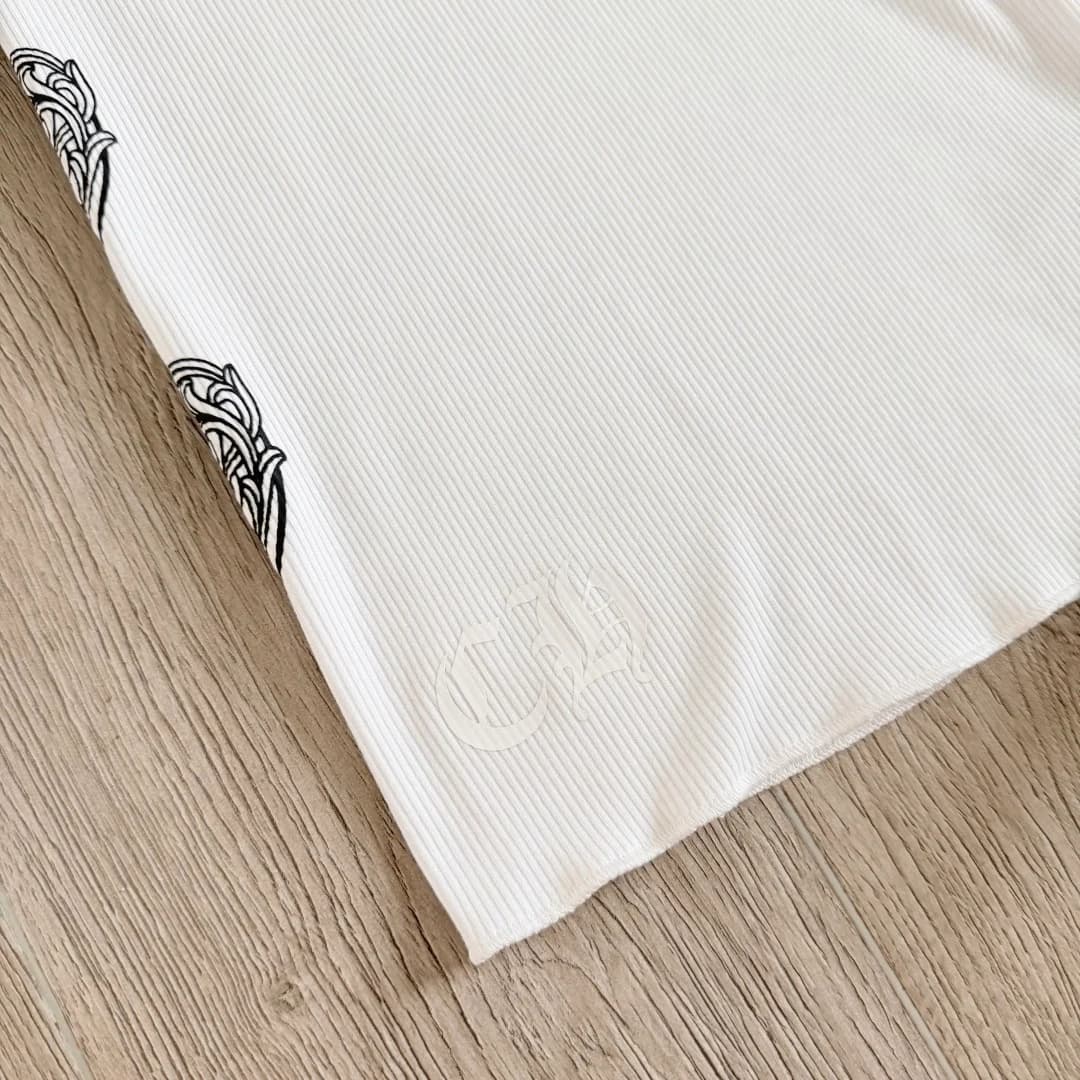 Нижний край майки Chrome Hearts с тиснением логотипа