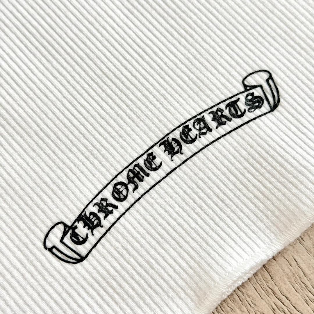 Крупный план логотипа Chrome Hearts на трикотаже