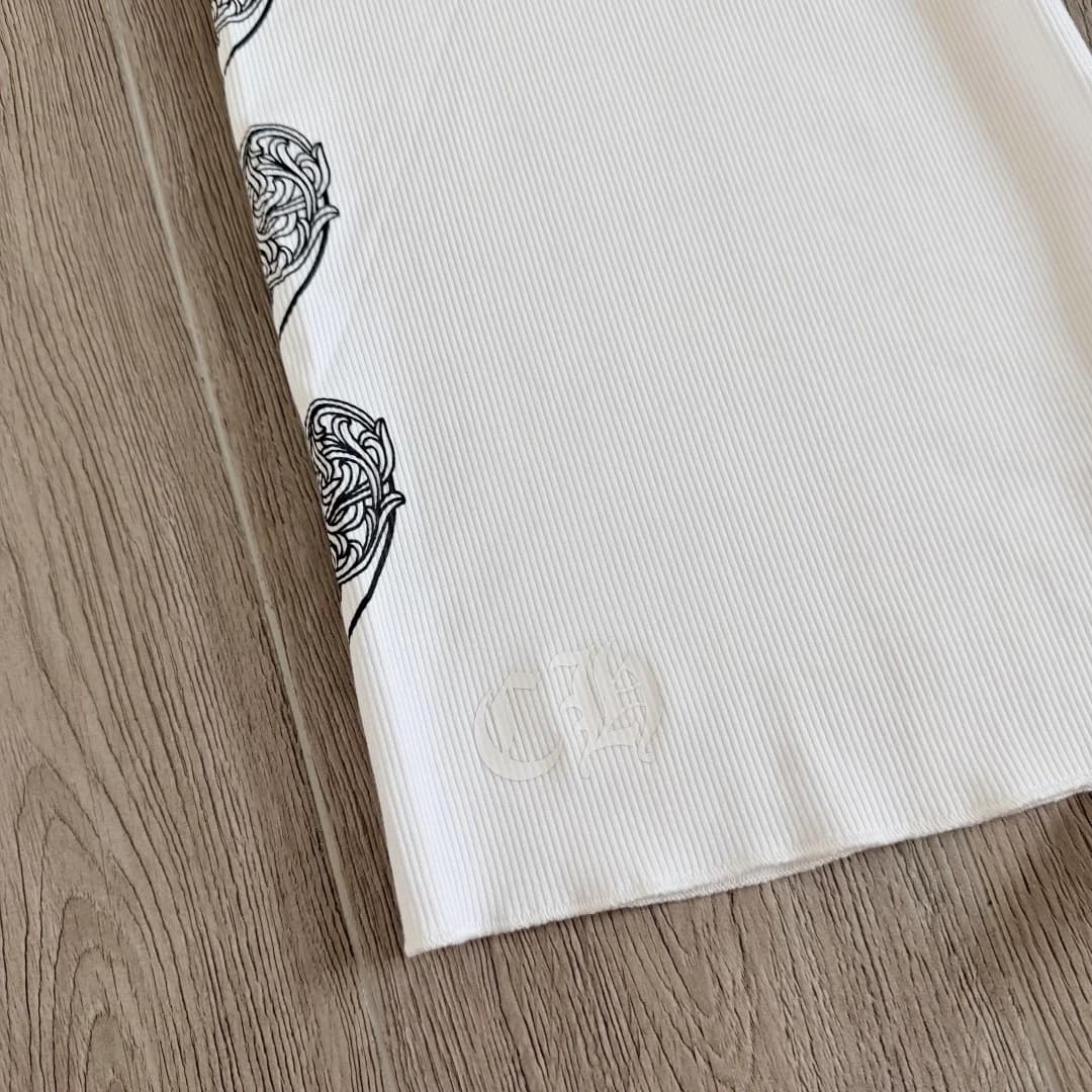 Деталь низа белой майки Chrome Hearts с тиснением
