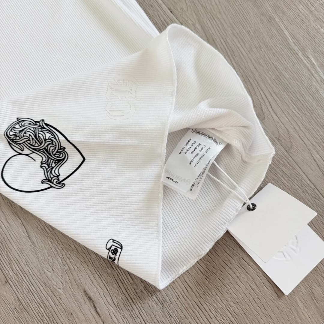 Внутренняя часть горловины белой майки Chrome Hearts с биркой
