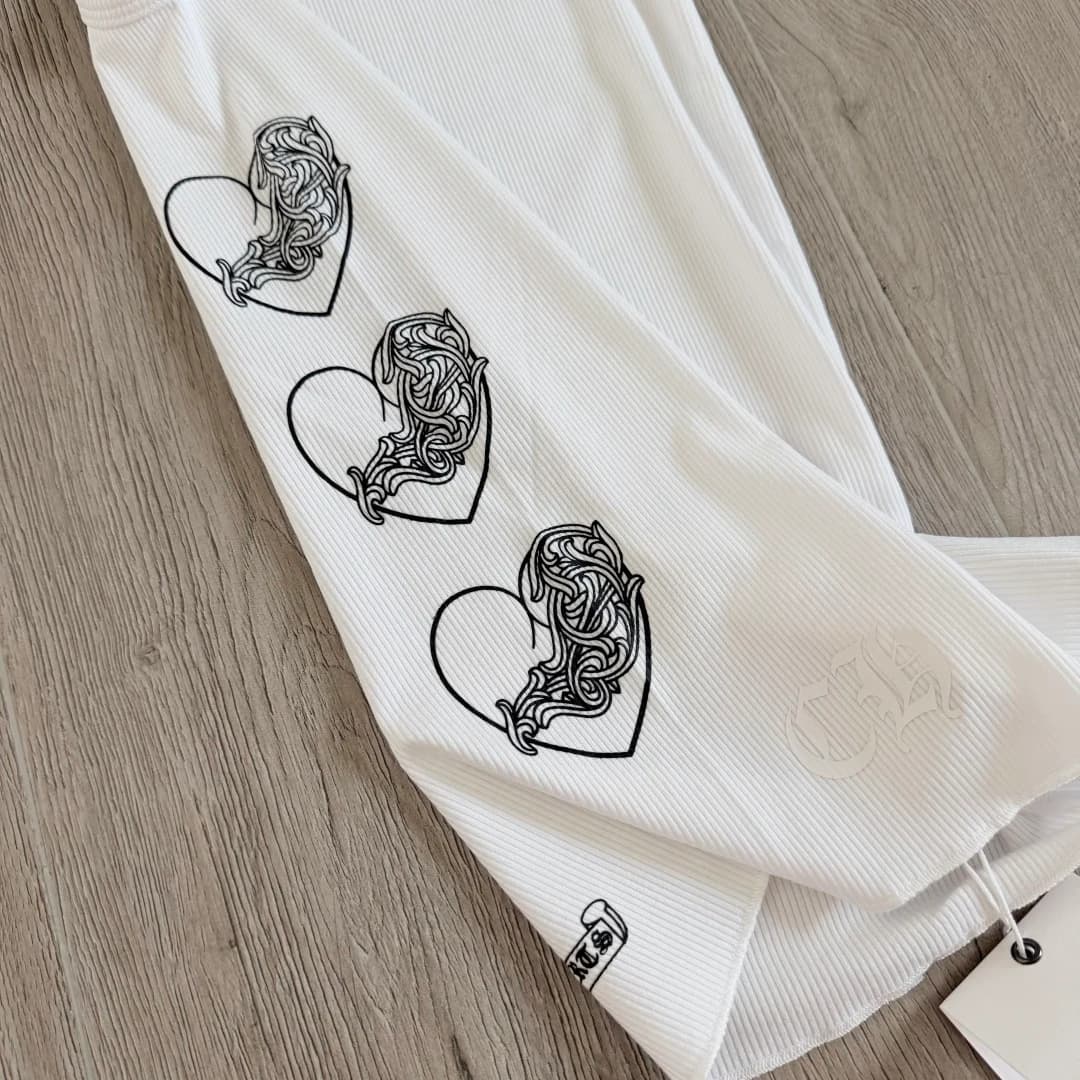 Принт в виде сердец на боковой части майки Chrome Hearts