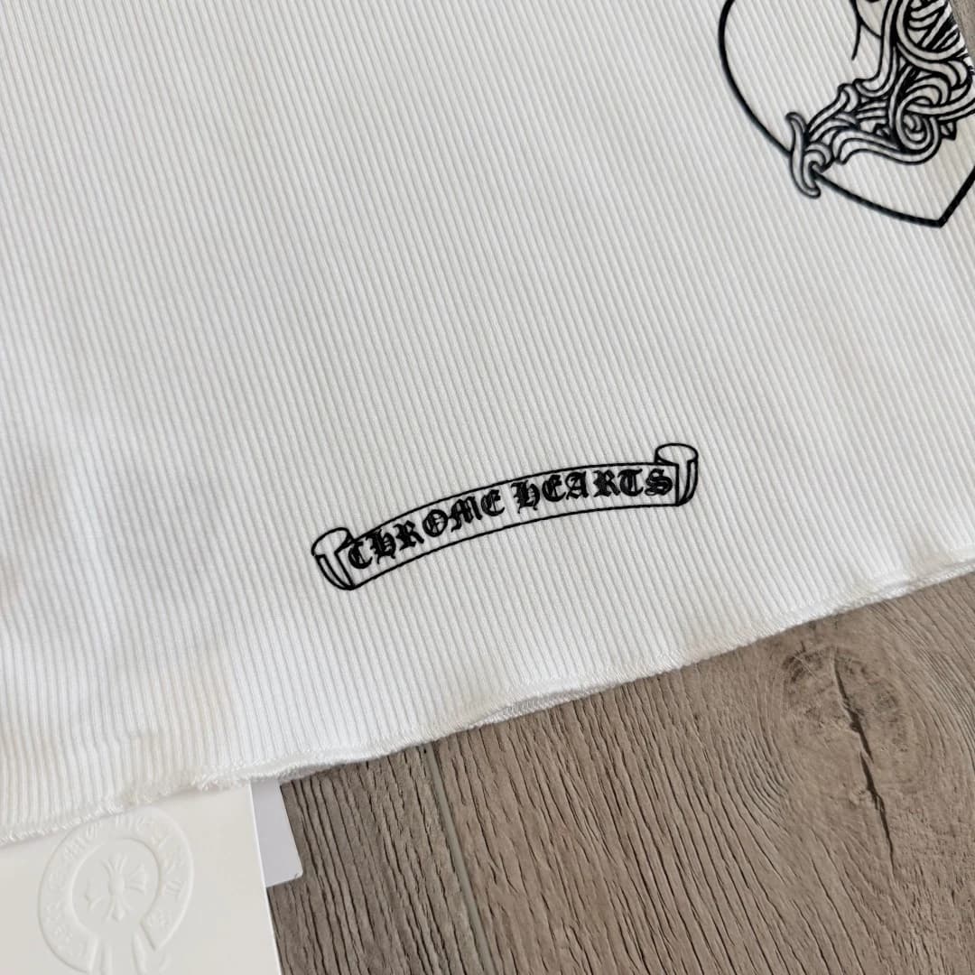 Принт с логотипом Chrome Hearts на нижней части майки