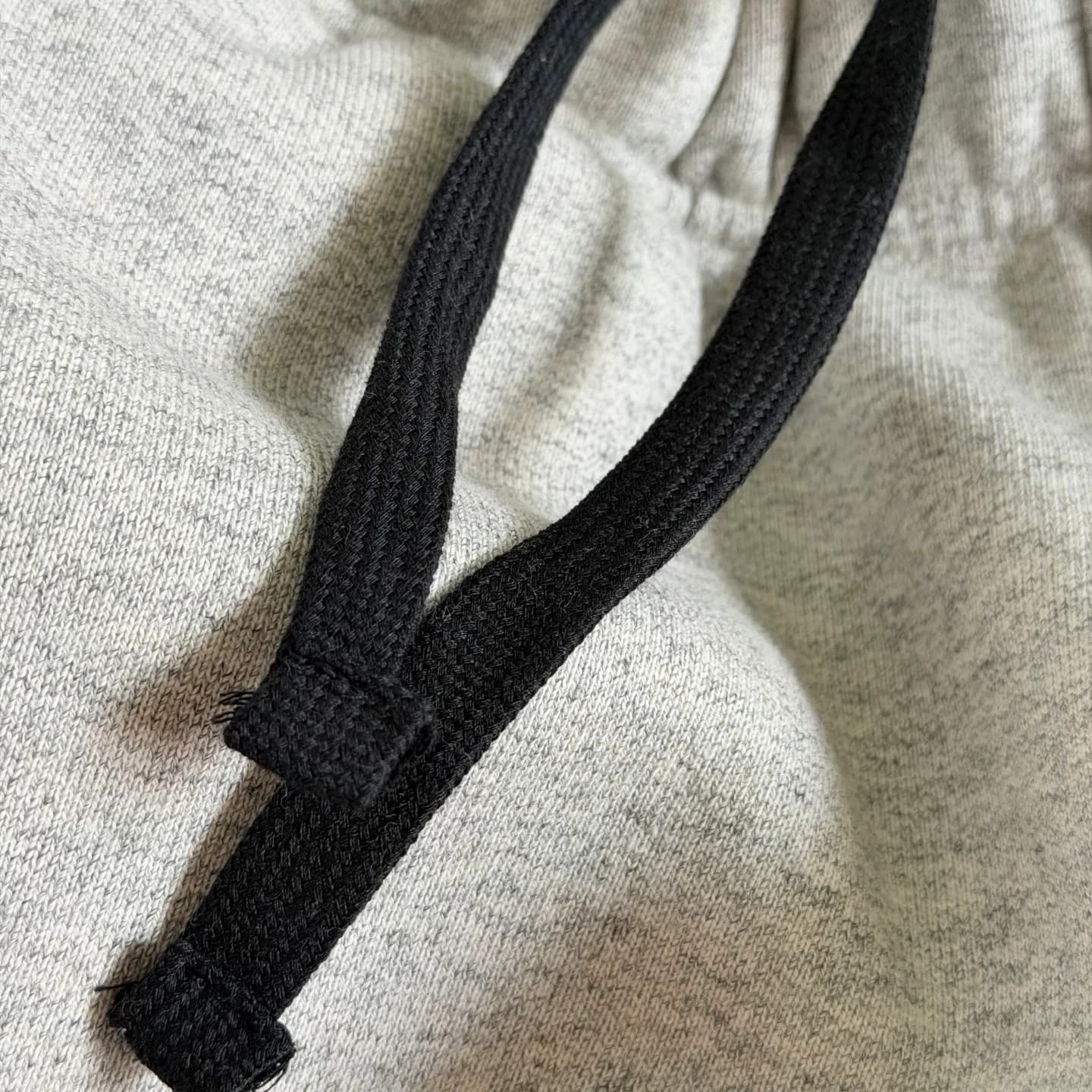 Деталь шнурка на поясе серых шорт Chrome Hearts