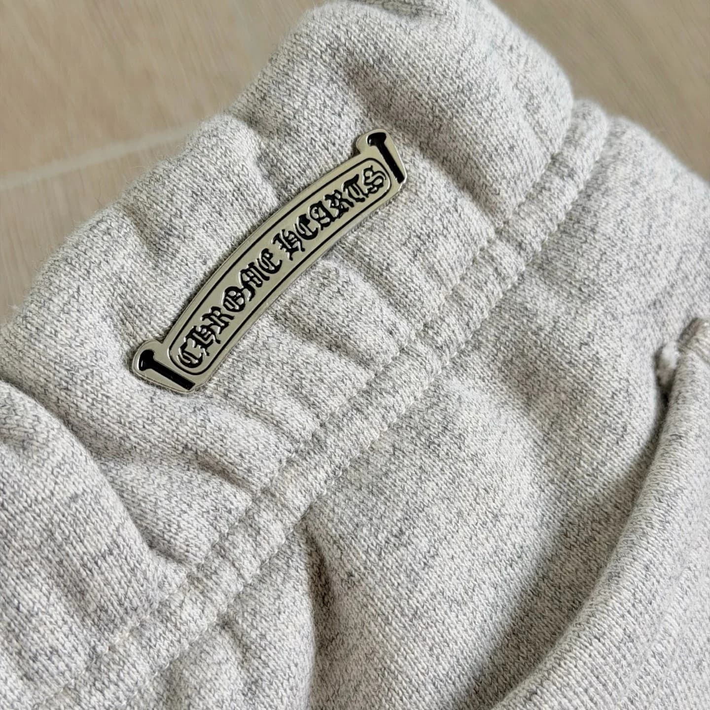 Серебряная пластина Chrome Hearts на поясе сзади