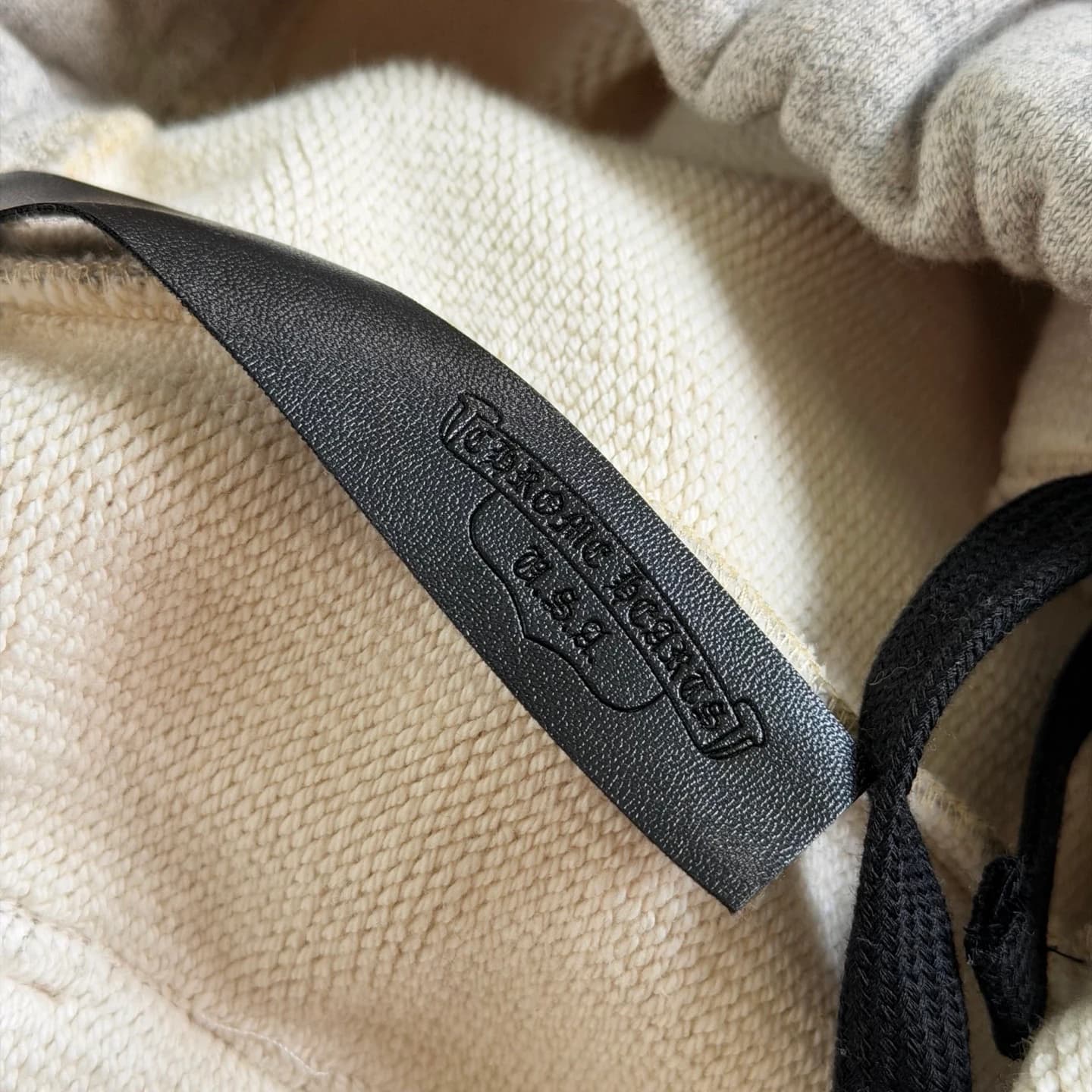 Кожаный ярлык Chrome Hearts на поясе изнутри